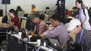 Jurnalis berbagai negara mengetik berita pertemuan tahunan IMF-Bank Dunia di Nusa Dua, Bali, Senin (8/10). Menkominfo Rudiantara memastikan fasilitas internet kencang untuk tamu dan media dalam pertemuan tahunan ini. Liputan6.com/Angga Yuniar)