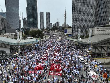 Polisi Israel menggunakan meriam air untuk membubarkan warga Israel yang memblokir jalan raya selama unjuk rasa di Tel Aviv, Israel, Kamis, 23 Maret 2023. (AP Photo/Oded Balilty)