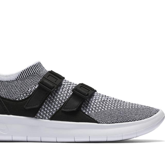 Modis Dengan Sepatu Olahraga Tanpa Tali Lifestyle Liputan6 Com