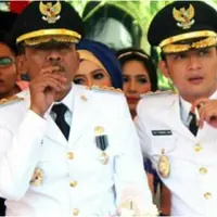 Pasha Ungu merokok bersama walikota (via Instagram/adeliapashaofficial)