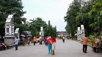 Taman-taman kota di Purwakarta sengaja ditata indah untuk menarik pengunjung, tapi waktu operasionalnya dibatasi dengan pagar yang kokoh. (Liputan6.com/Abramena)