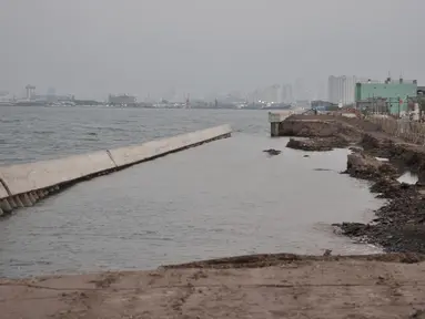 Kondisi tanggul laut National Capital Integrated Coastal Development (NCICD) dan permukaan tanah yang  jebol di Pelabuhan Muara Baru, Jakarta, Rabu (4/12/2019). Menurut saksi mata, tanggul laut tersebut jebol secara perlahan sejak Selasa (3/12/2019) sore. (merdeka.com/Iqbal S Nugroho)
