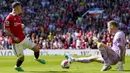 Pemain Manchester United, Antony, berusaha mencetak gol ke gawang Wolverhampton Wanderers pada laga pekan ke-36 Premier League di Old Trafford, Sabtu (13/5/2023). MU menang dengan skor 2-0. (AP Photo/Jon Super)