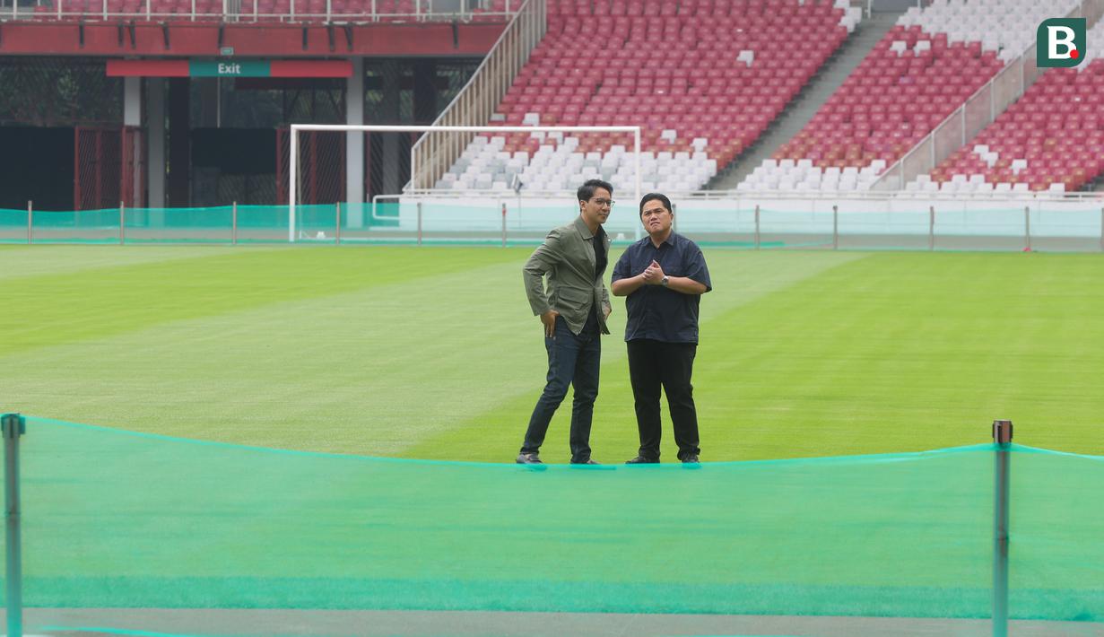 Ketua PSSI, Erick Thohir, didampingi Direktur Utama PPKGBK, Rakhmadi Afif, meninjau langsung kondisi terkini dari rumput Stadion Utama Gelora Bung Karno (SUGBK) di H-7 jelang pertandingan Timnas Indonesia kontra Jepang di Kualifikasi Piala Dunia 2026. (Bola.com/M Iqbal Ichsan)