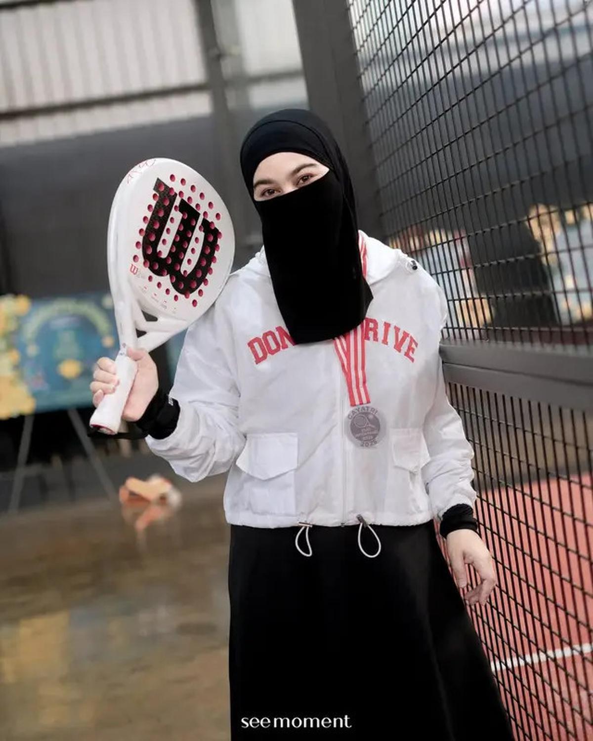 7 Outfit Merah Putih Hijab Artis, Cocok Dipakai Jalan Santai dan Lomba