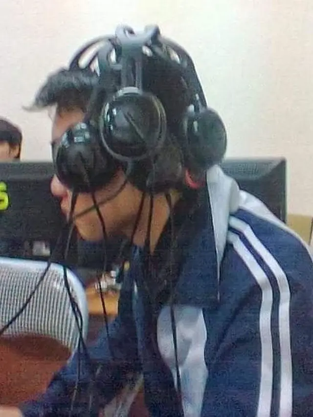 7 Potret Cara Orang Pakai Headset Ini Nyeleneh, Bikin Geleng Kepala