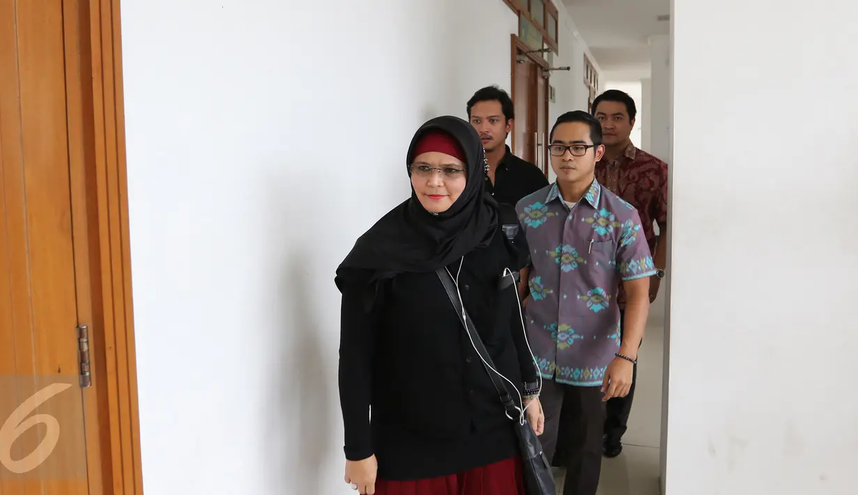Istri Iwan Fals, Rosanna menghadiri Sidang  kasus wanprestasi yang dilayangkan manajemen Iwan Fals, PT Tiga Rambu di Pengadilan Negeri, Jakarta, (7/1). Sidang ini hakim mengkabulkan Rp 200 juta dari tuntutan Rp 1,1 miliar. (Liputan6.com/Herman Zakharia)