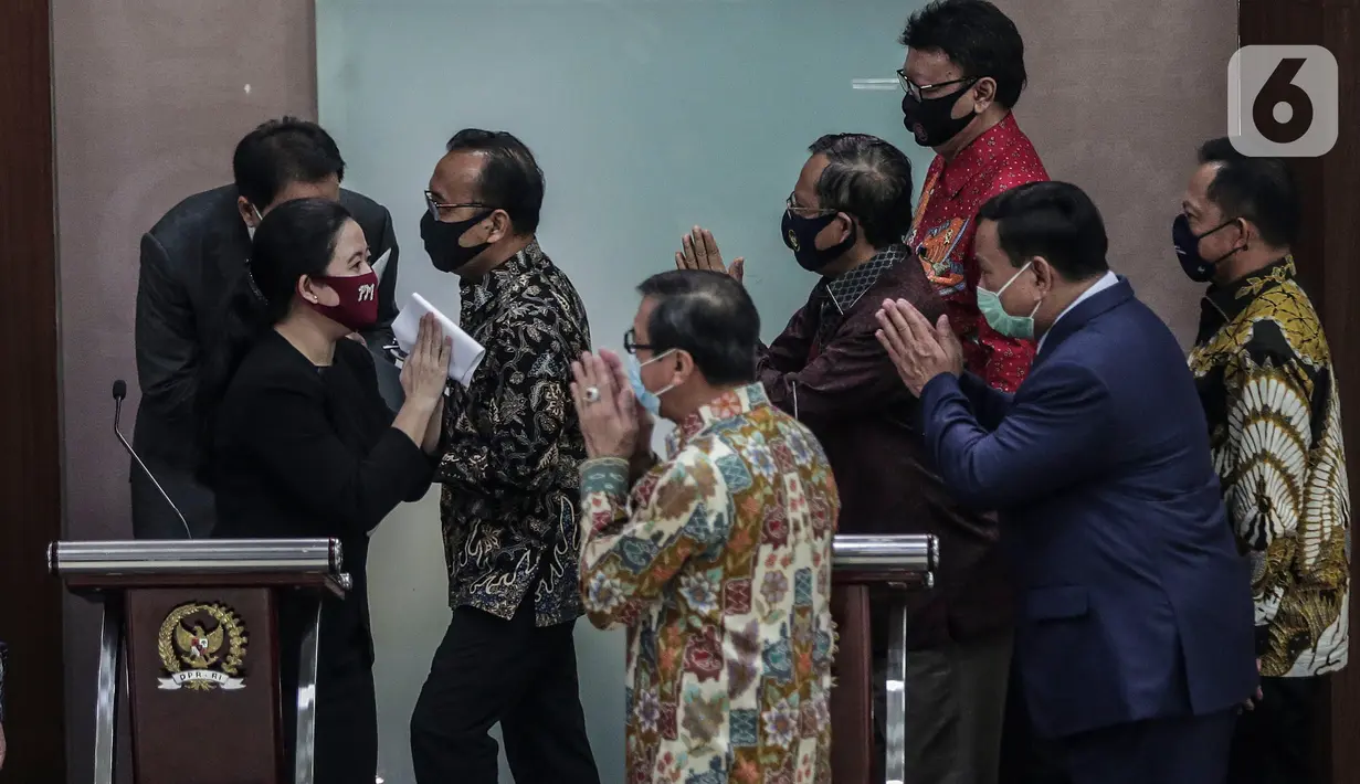 Pimpinan DPR besama perwakilan pemerintah seusai memberikan keterangan kepada wartawan di Kompleks Parlemen, Jakarta, Kamis (16/7/2020). Pemerintah menyerahkan surat presiden dan daftar inventaris masalah RUU Badan Pembina Ideologi Pancasila (BPIP). (Liputan6.com/Johan Tallo)