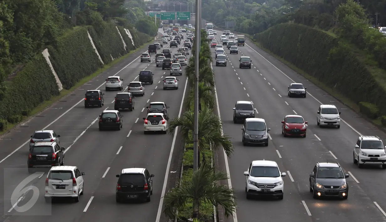 Kendaraan melintas di jalan tol dalam kota di kawasan Tanjung Barat, Jakarta, Sabtu (2/1/2016). Kondisi lalu lintas ramai lancar akibat banyaknya warga yang belum kembali usai berlibur di luar kota. (Liputan6.com/Immanuel Antonius)