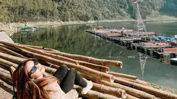 Dalam momen liburannya, Dannia Salsabilla yang ke Wonosobo pada awal bulan September ini banyak diabadikan dalam media sosial Instagram. Selain ke peternakan, ia mengunjungi Telaga Menjer yang menjadi salah satu ikon wisata di Wonosobo. (Liputan6.com/IG/@danniasalsabilla)