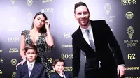 Lionel Messi bersama istri dan kedua anaknya saat penghargaan Ballon d'Or di Paris, Prancis, Senin (2/12/2019) waktu setempat. (AFP/Franck Fife)