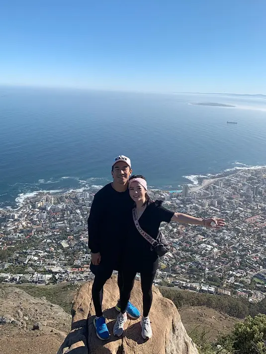 Nikmatnya memandangi pemandangan di lokasi Lion's Head, yang berada di Cape Town, Afrika Selatan. Dari sini Joe Taslim dan Julia Taslim istrinya dapat memandangi Cape Town yang berada di bawahnya serta melihat laut dengan jelas dari ketinggian. (Liputan6.com/IG/julietaslim)