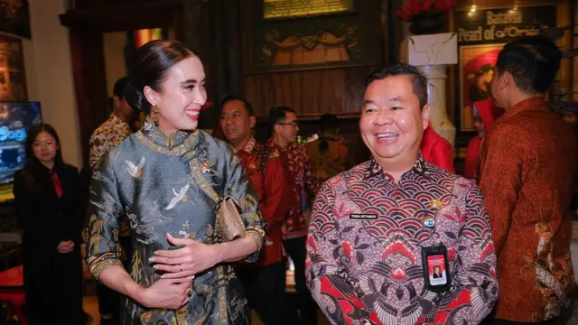 Potret Elegan Bak Bangsawan dari Menpar Widi Wardhana Saat Rayakan Imlek di Kota Tua, Berbalut Busana Khas Peranakan