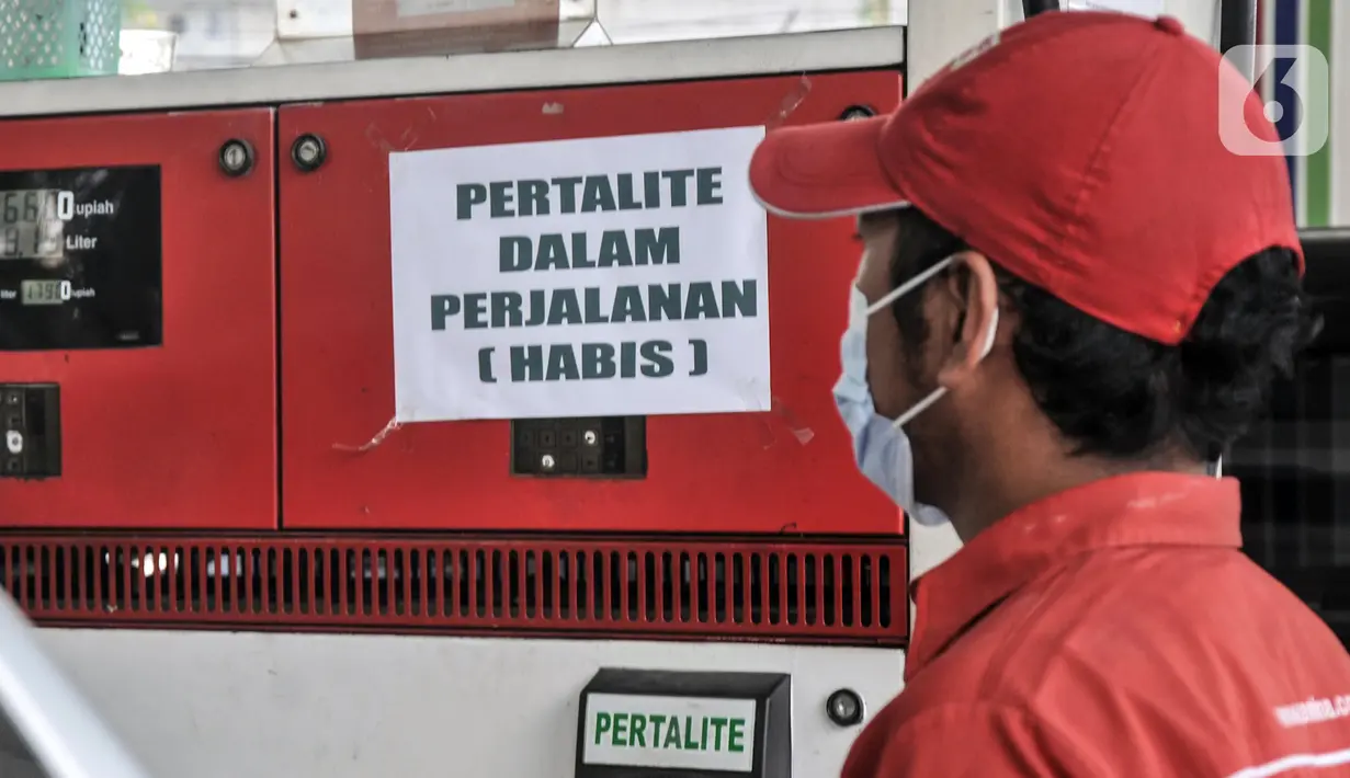 Kertas bertuliskan "Pertalite Dalam Perjalanan (Habis)" terpampang di salah satu SPBU kawasan Galur, Johar Baru, Jakarta Pusat, Kamis (11/8/2022). Kekosongan pertalite diduga disebabkan oleh migrasi pengguna pertamax dan BBM nonsubsidi lainnya akibat disparitas harga yang cukup tinggi. (merdeka.com/Iqbal S. Nugroho)