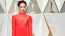 Aktris Ruth Negga berpose di karpet merah Piala Oscar 2017 di Los Angeles, Minggu (26/2). Aktris film "Loving" itu menyematkan pita biru di gaunnya sebagai simbol solidaritas dengan American Civil Liberties Union (ACLU). (Frazer Harrison/Getty Images/AFP)