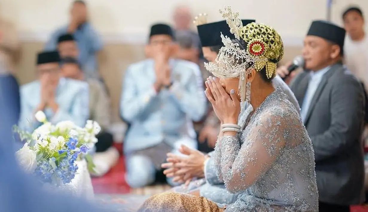 Atheera tampak mengenakan kebaya brokat warna blue sky. Lengkap dengan aksesori gelang silvernya. [@sandiuno]
