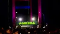 Palembang menggelar berbagai kegiatan karnaval. Sementara itu, warga antusias menyambut gerhana di Jembatan Ampera.