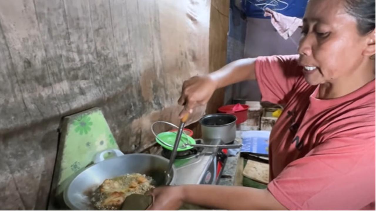 Miris, Wanita Paruh Baya Ini Beli Ayam Bekas Restoran Untuk Menu Makan 'Alhamdulillah, Enggak Pernah Sakit Kuasa Allah'