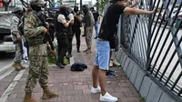 Pria yang dicurigai tergabung dalam geng kriminal ditahan selama operasi gabungan antara Kepolisian Nasional Ekuador dan anggota angkatan bersenjata untuk mencegah tindakan kekerasan, di Guayaquil. (Yuri Cortez, AFP)