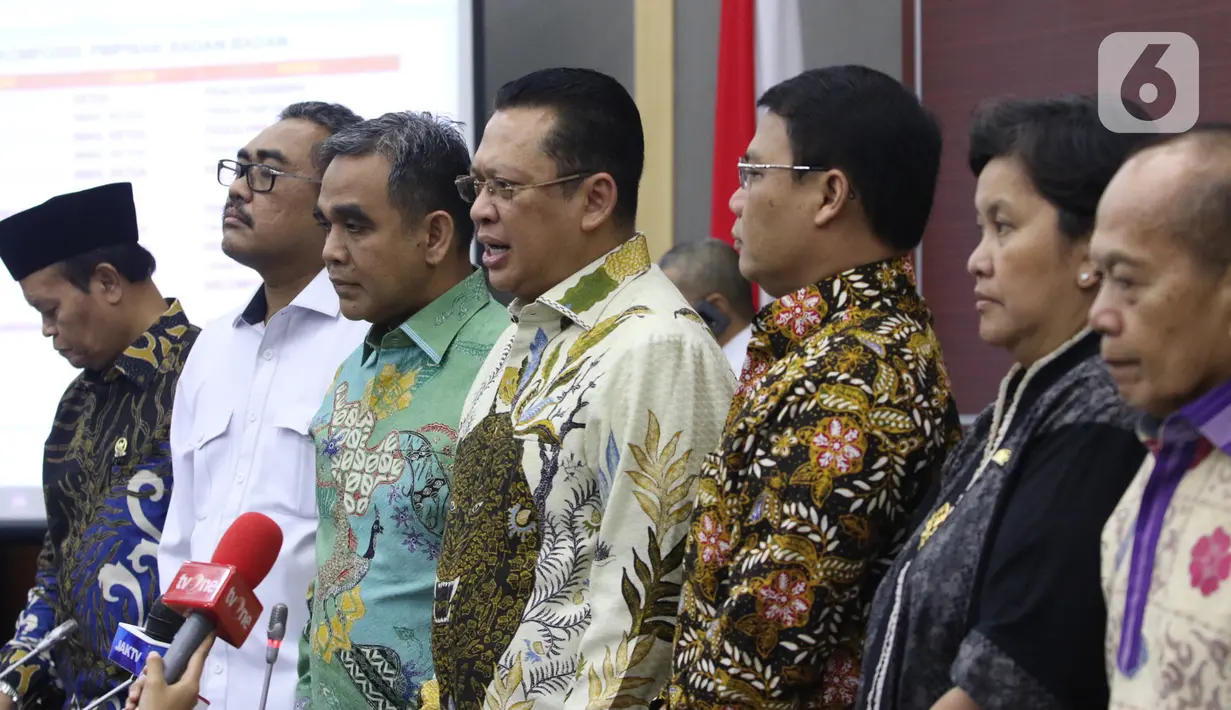 Ketua MPR Bambang Soesatyo (tengah) memberi keterangan pers usai memimpin rapat pimpinan di Komplek Parlemen, Jakarta, Senin (14/10/2019). Pelantikan Joko Widodo-Ma'ruf Amin sebagai Presiden dan Wakil Presiden periode 2019-2024 digelar pada 20 Oktober 2019 pukul 14.30 WIB. (Liputan6.com/JohanTallo)