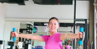 Astrid Tiar menjadi salah satu artis yang aktif berolahraga. Di usia 30an, ia memiliki body goals yang dikagumi banyak orang. Menggeluti olahraga pilates dan tenis, berikut outfit olahraga favorit Astrid Tiar yang tunjukkan body goals-nya. (instagram/astridtiar127)