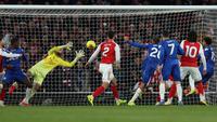 Striker Chelsea asal Brasil bernomor punggung 20, Joao Pedro (ke-4 dari kanan), menyundul bola di depan gawang yang berhasil diselamatkan oleh kiper Arsenal asal Spanyol bernomor punggung 1, David Raya (ke-3 dari kiri), selama pertandingan Liga Inggris antara Arsenal dan Chelsea di Stadion Emirates di London pada 1 Maret 2026. (Adrian Dennis/AFP)