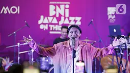 Musisi Rizki Febian tampil pada BNI Java Jazz On The Move yang diselenggarakan di Mall of Indonesia, Jakarta, Minggu (24/04/2022). BNI kembali mendukung perhelatan festival musik Jakarta International BNI Java Jazz Festival (BNIJJF2022) di JiExpo Kemayoran, Jakarta yang akan digelar pada 27 – 29 Mei 2022 mendatang. (Liputan6.com/HO/Rizki)