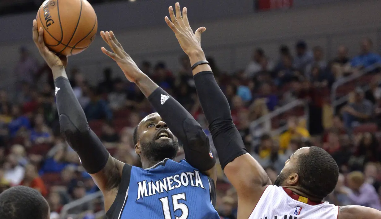 Pemain Minnesota Timberwolves, Shabazz Muhammad #15 mencoba melakukan tembakan saat dihadang pemain Miami Heat  pada laga NBA preseason basketball game di Louisville, (15/10/2016). (AP/Timothy D. Easley)