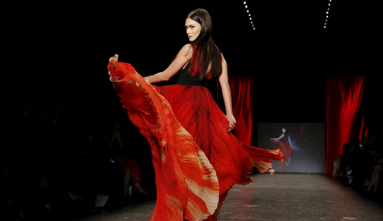 Miss Universe 2015, Pia Alonzo Wurtzbach membawakan gaun berwarna merah rancangan Macy dengan tema Go Red For Women Red di New York Fashion Week (11/2/2016). (REUTERS/Andrew Kelly)