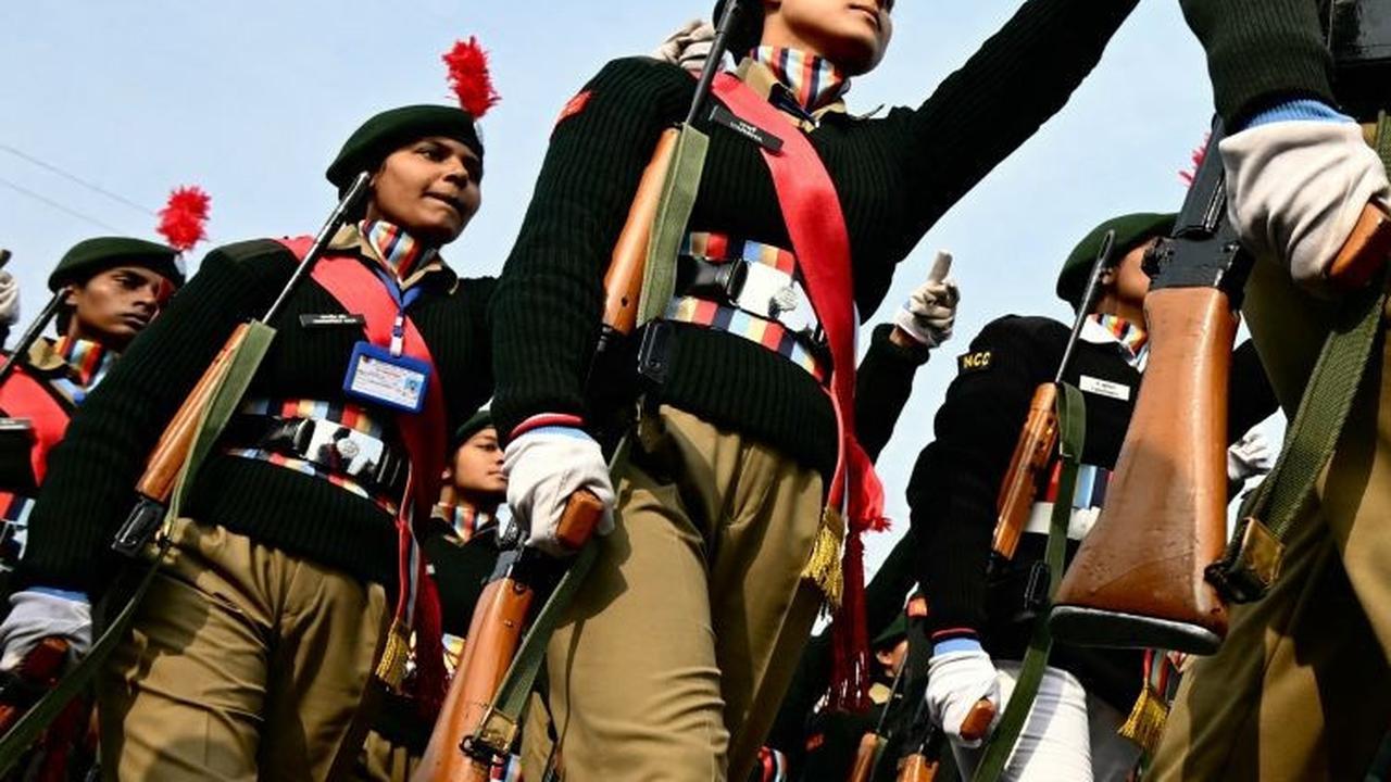Personel Korps Kadet Nasional (NCC) berbaris saat turut memeriahkan latihan menjelang parade Hari Republik di New Delhi. <br>(Foto Money SHARMA / AFP)