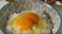 Resep nasi campur telur. (dok. Youtube Abu Tosca/https://www.youtube.com/watch?v=uBQ7cGk_Yg8&feature=youtu.be/Adhita Diansyavira)