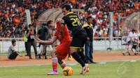 Pemain depan Persija, Yevgeni Kabayev (kiri) berebut bola dengan Nanak (Sriwijaya FC) saat berlaga di Trofeo Persija di Stadion GBK Jakarta, (11/1/2015). Persija, Arema Cronus dan Sriwijaya FC menjadi juara bersama. (Liputan6.com/Helmi Fithriansyah)