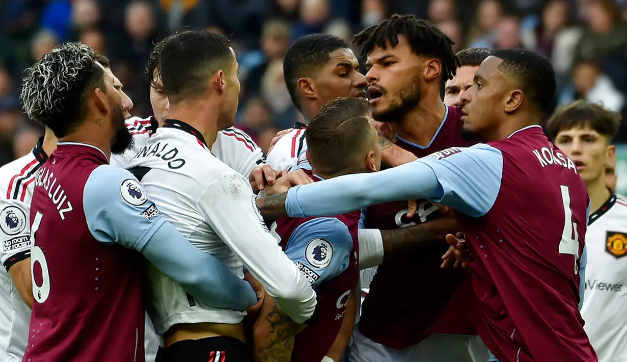 Pemain Manchester United Cristiano Ronaldo (tengah kiri) terlibat pertengkaran dengan pemain Aston Villa Tyrone Mings (tengah kanan) pada pertandingan sepak bola Liga Inggris di Villa Park, Birmingham, Inggris, 6 November 2022. Aston Villa mempermalukan Manchester United dengan skor 3-1. (AP Photo/Rui Vieira)