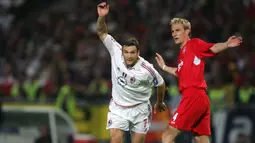 Sami Hyypia. Bek tengah Finlandia yang kini berusia 48 tahun dan telah pensiun pada Juli 2011 bersama Bayer Leverkusen ini dilepas gratis Liverpool ke Bayer Leverkusen pada awal musim 2009/2010 lalu setelah berseragam the Reds selama 10 musim. Ia didatangkan Liverpool di awal musim 1999/2000 dari Willem II dengan nilai transfer 3,9 juta euro. Ia berperan penting di lini pertahanan saat Liverpool menjuarai Liga Champions 2004/2005 dengan melakukan comeback gemilang atas AC Milan. Bersama Liverpool ia total tampil dalam 464 laga di semua ajang dengan torehan 35 gol dan 12 assist. (AFP/Tarik Tinazay)