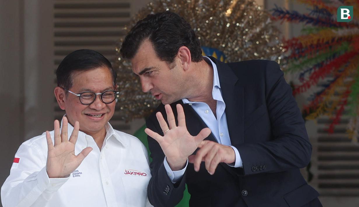 Dalam kesempatan tersebut, Pramono Anung, bercanda dengan Alberto Longo, meminta agar nilai kontrak Formula E lebih murah. (Bola.com/M Iqbal Ichsan)