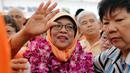 Halimah Yacob melambaikan tangan saat menyapa pendukungnya di Singapura, Rabu (13/9). Halimah Yacob akan menjadi presiden perempuan pertama di Singapura sekaligus kepala negara dari etnis Melayu dalam kurun 47 tahun terakhir. (AP Photo/Wong Maye-E)