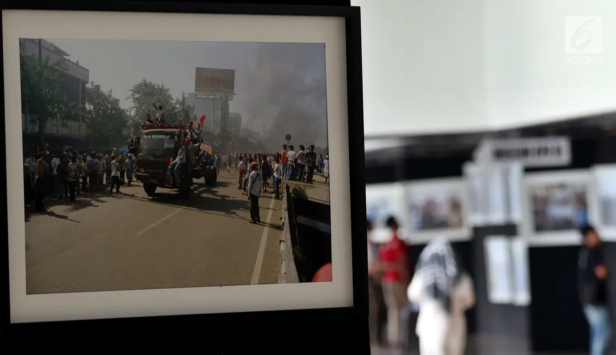 Foto peristiwa Reformasi 1998 yang dipamerkan di Gedung Nusantara III, Jakarta, Jumat (11/5). Pameran ini dalam rangkaian peringatan 20 tahun reformasi. (Liputan6.com/JohanTallo)