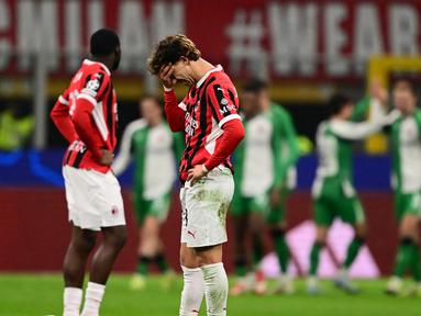 Ekspresi pemain AC Milan, Joao Felix (kedua kiri) setelah terjadi gol Feyenoord saat laga kedua play-off fase gugur Liga Champions 2024/2025 di stadion San Siro, Milan, pada 18 Februari 2025 waktu setempat atau Rabu 19 Februari 2025 dini hari WIB. (Marco BERTORELLO/AFP)