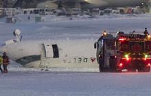 FOTO: Momen Mencekam Kecelakaan Pesawat Delta Airlines di Bandara Toronto Kanada: Hantam Tanah, lalu Miring dan Terbalik