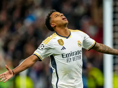 Pemain Real Madrid Rodrygo melakukan selebrasi usai mencetak gol ke gawang Braga pada pertandingan sepak bola Grup C Liga Champions di Stadion Santiago Bernabeu, Madrid, Spanyol, Rabu (8/11/2023). (AP Photo/Jose Breton)