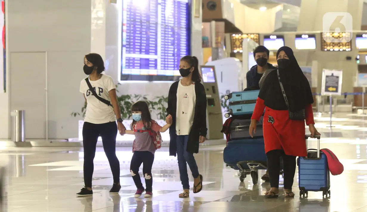 <p>Penumpang melintas di aera cek in pesawat terbang di terminal 3, Bandara Soetta, Tangerang, Banten, Rabu (15/12/2021). Pemerintah mengeluarkan aturan perjalanan terbaru selama periode libur Natal tahun 2021 dan perayaan tahun baru 2022 semakin ketat. (Liputan6.com/Angga Yuniar)</p>