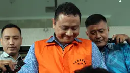 Muhammad Bihar Sakti Wibowo hanya tersenyum usai menjalani pemeriksaan di KPK, Jakarta, Jumat, (24/4/2015). KPK menahan Sherman karena terlibat kasus kasus ke Badan Pengawas Perdagangan Berjangka Komoditi. (Liputan6.com/Helmi Afandi)