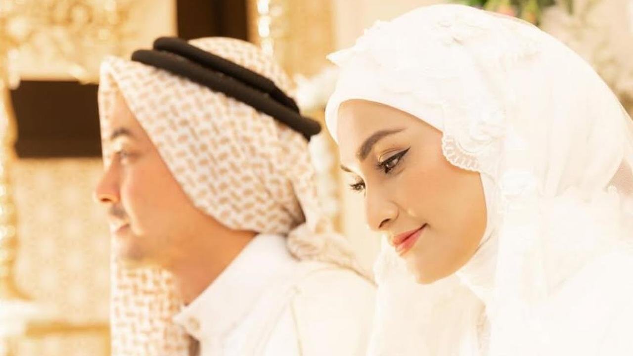 Potret Putri Zulhas Jalani Umroh dengan Zumi Zola Usai Resmi Menikah