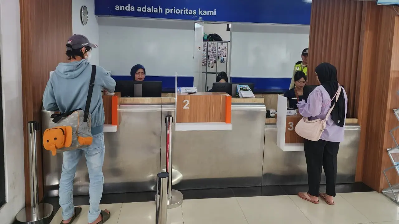 Calon penumpang kereta api (KA) sedang di loket tiket Stasiun Bandung, Jalan Kebon Kawung.