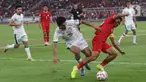 Pemain timnas Indonesia, Asnawi Mangkualam Bahar (kanan depan) berebut bola dengan Ahmed Yahya AL-Hajjaj (Irak) dalam pertandingan Grup F Kualifikasi Piala Dunia 2026 zona Asia melawan Irak di Stadion Utama Gelora Bung Karno (SUGBK), Jakarta, Kamis (6/6/2024). (Liputan6.com/Herman Zakharia)