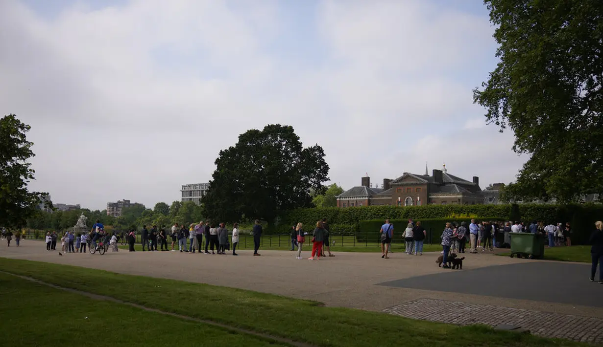 Orang-orang mengantre untuk melihat patung Diana, Princess of Wales, sehari setelah pembukaannya, di Taman Sunken di Istana Kensington, London, Jumat (2/7/2021). Detail patung tersebut juga berhasil mencuri perhatian publik. (AP Photo/Matt Dunham)