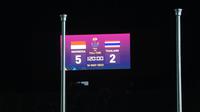 Papan skor yang menunjukkan skor akhir 5-2 untuk kemenangan Timnas Indonesia U-22 atas Thailand pada laga final cabor sepak bola SEA Games 2023 di National Olympic Stadium, Phnom Penh, Kamboja, Selasa (16/5/2023). (Bola.com/Abdul Aziz)