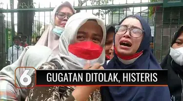 Sejumlah wanita menangis histeris karena gugatannya ditolak oleh Majelis Hakim PN Tangerang. Mereka merupakan korban penggusuran proyek Jalan Tol JORR 2.
