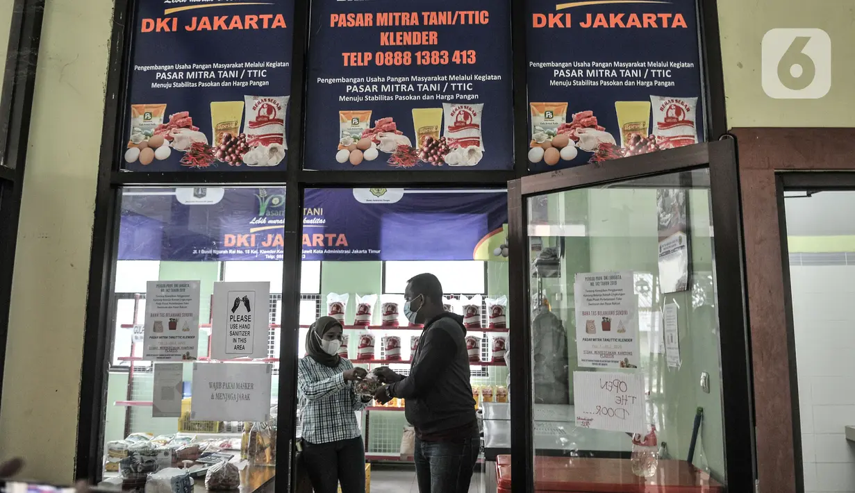 Pekerja melayani warga yang membeli cabai rawit di Pasar Mitra Tani Klender, Duren Sawit, Jakarta, Rabu (10/3/2021). Di masa pandemi Covid-19 layanan pasar cabai murah ini juga dapat dibeli melalui e-Commece. (merdeka.com/Iqbal S Nugroho)