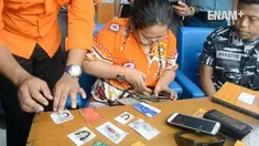 Salah seorang keluarga penumpang menerima pengembalian barang-barang milik keluarganya yang meninggal akibat kecelakaan KM Zahro Expres di perairan kepulauan Seribu
